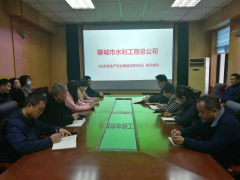 为深入宣传贯彻《山东省生产安全事故应急办法》文件精神，总公司于4月2日下午，举办了学习《山东省生产安全事故应急办法》培训会议，各处室人员参加学习。 培训会议由质安处主