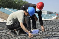 5月1日，位于聊城市江北水城旅游度假区湖西办事处潘屯村东的聊城市河道工程管理服务中心2021年重点水利工程潘屯橡胶坝项目建设现场一派繁忙景象。 截至目前，潘屯橡胶坝底板已全